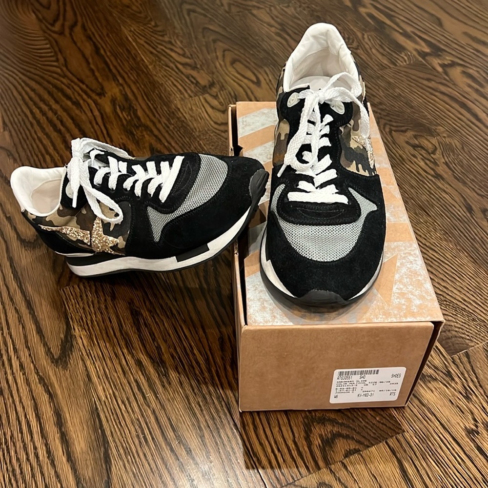 Like new golden goose camo running sneakers sz 9!